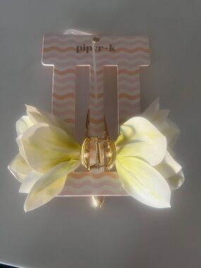piper-k Gold Clip with Pale Yellow Floral Accent Hair Accessory